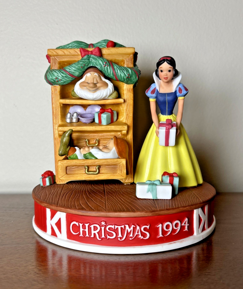 Disney 1994 Snow White Christmas Dreams Grolier Porcelain Figurine 1234/25000